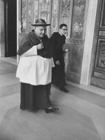 dmitri-kessel-pope-john-xxiii-arriving-just-before-the-papal-election